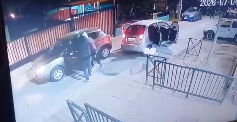 Robo con violencia en Ñuñoa: cuatro sujetos obligaron a una mujer a entregar su vehículo