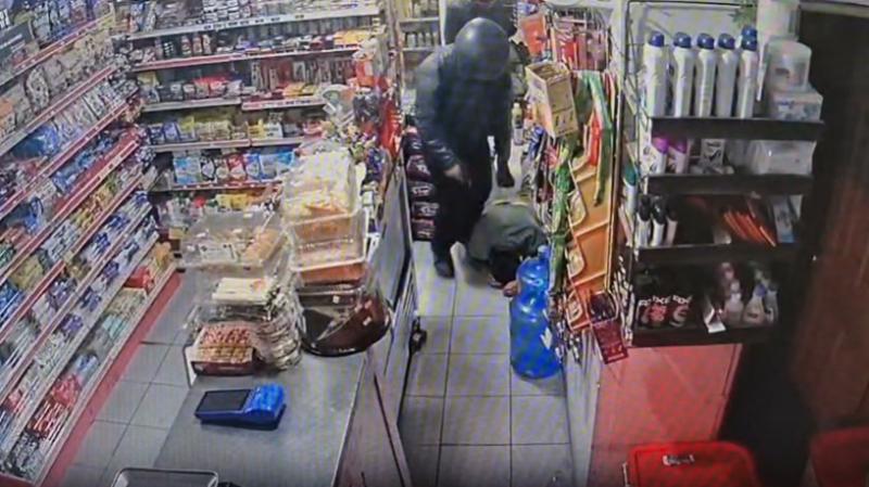 Violento robo a minimarket en Quilicura: obligaron al trabajador a permanecer boca abajo mientras robaban