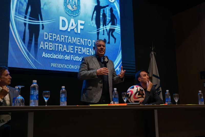 X/afa - Claudio Tapia, presidente de la AFA (centro)
