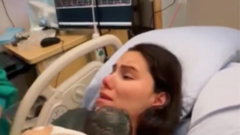 TikTok - “No pensé que estuviera vivo”: mujer canadiense dio a luz mientras dormía y halló a su bebé entre las sábanas