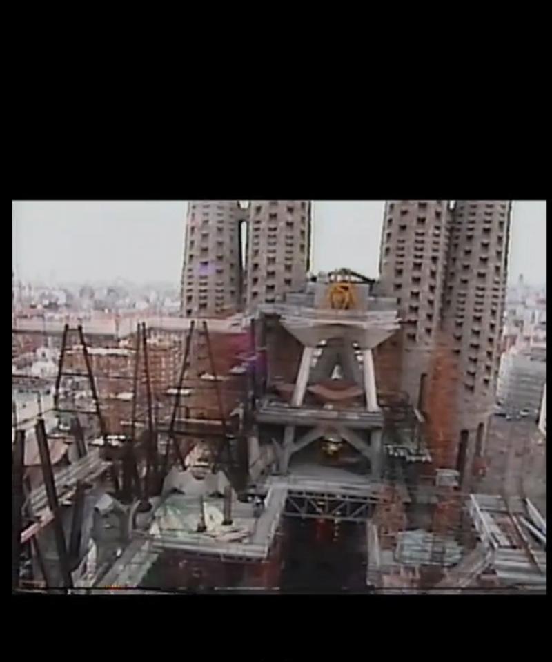 Captura TikTok - Así lucía la Sagrada Familia en 2002, captado por una chilena