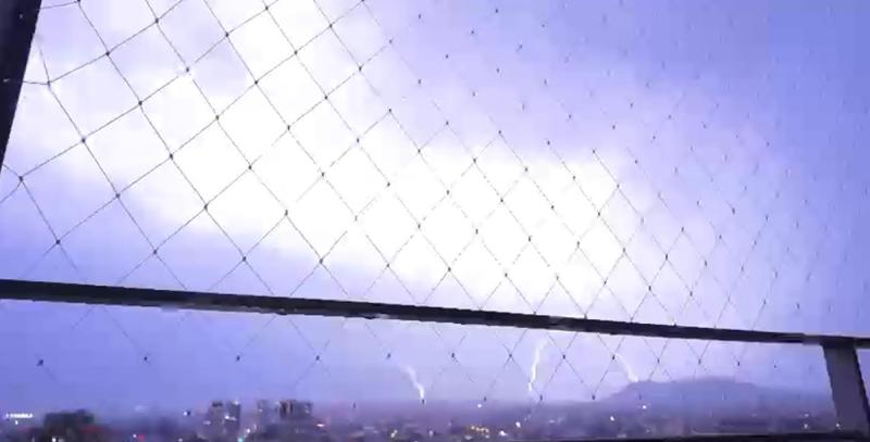 T13 - Truenos y relámpagos en gran parte de la región Metropolitana