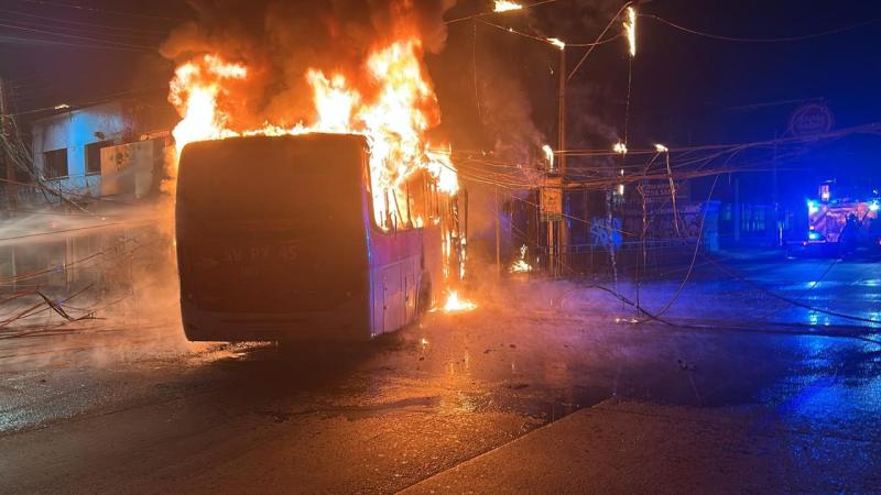 Choque entre vehículo y bus Red provocó incendio en locales comerciales - T13