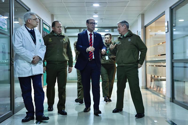 Ministro Arrau visitó a uniformados heridos en procedimientos - X