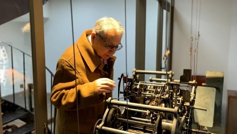 “Un obrero del patrimonio”: la historia del relojero de 83 años que mantiene las torres de Santiago