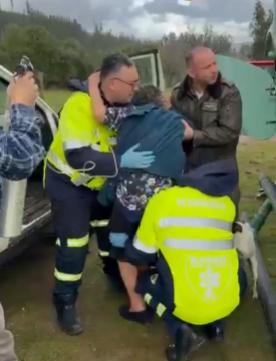 Rescatan en helicóptero a adulta mayor aislada por inundaciones en Pencahue
