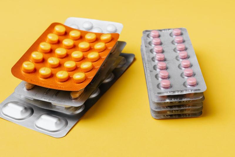 Pexels - Es importante fijarse en el color del envase (blíster) antes de guardar los medicamentos en un pastillero