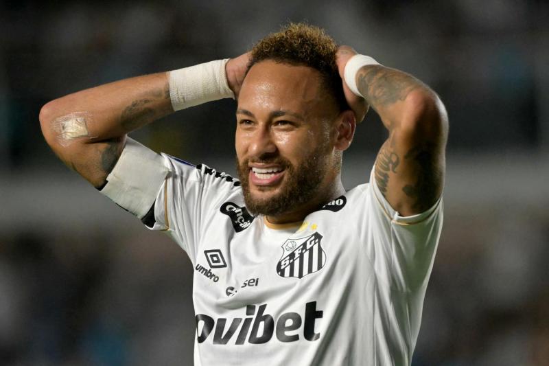 "Cuando termine mi contrato, voy a pensar si sigo en el Santos": Neymar evita confirmar su continuidad, pero su padre zanja los rumores