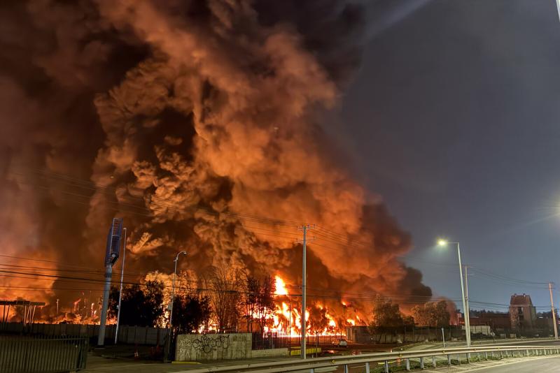 Agencia UNO - Acusan que prevencionista de riesgos de empresa donde comenzó incendio en Quilicura no llegó a la emergencia