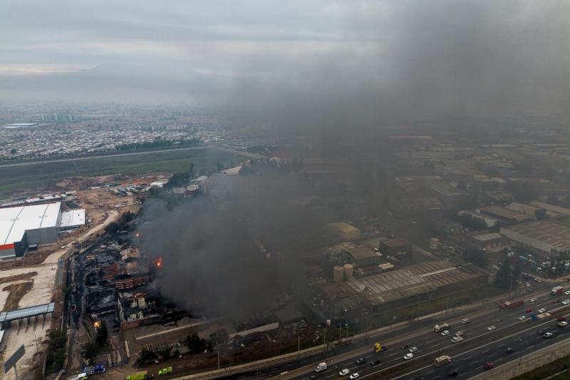 Agencia Uno - Incendio en empresa química de Quilicura