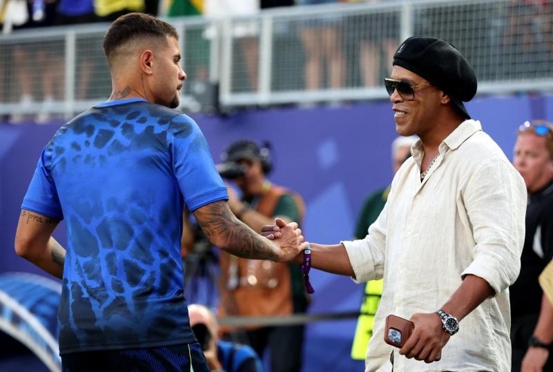 Bruno Guimarães y Ronaldinho - AFP