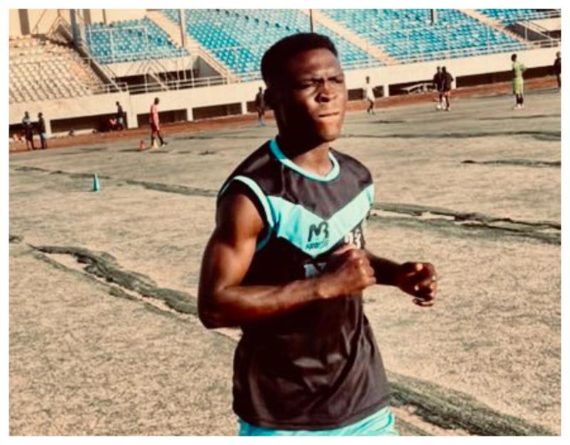 Futbolista nigeriano se ofrece a Colo-Colo - X