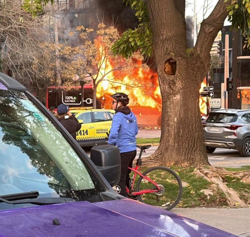 Fuego afecta a bus eléctrico en Providencia: Bomberos despliega operativo