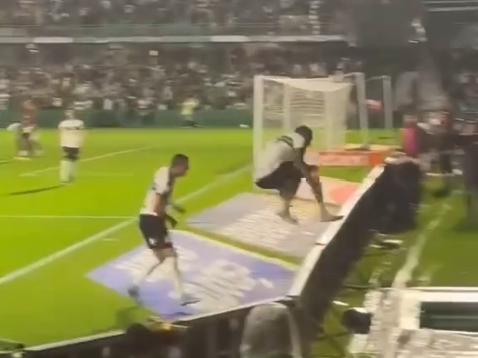 Captura RRSS - Jugador brasileño se lesiona al caer al túnel del vestuario al celebrar un gol