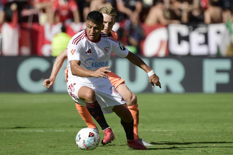 AFP - Alexis Sánchez defendió al Sevilla la temporada pasada