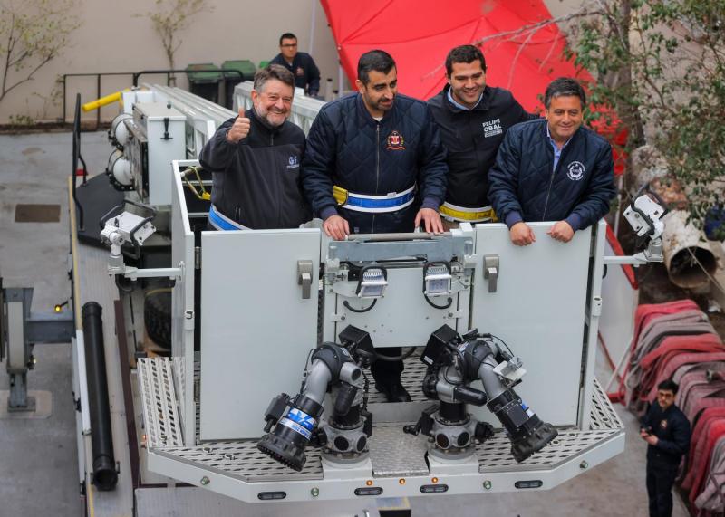 Así es el millonario carro de Bomberos que llegó a Chile - Aton