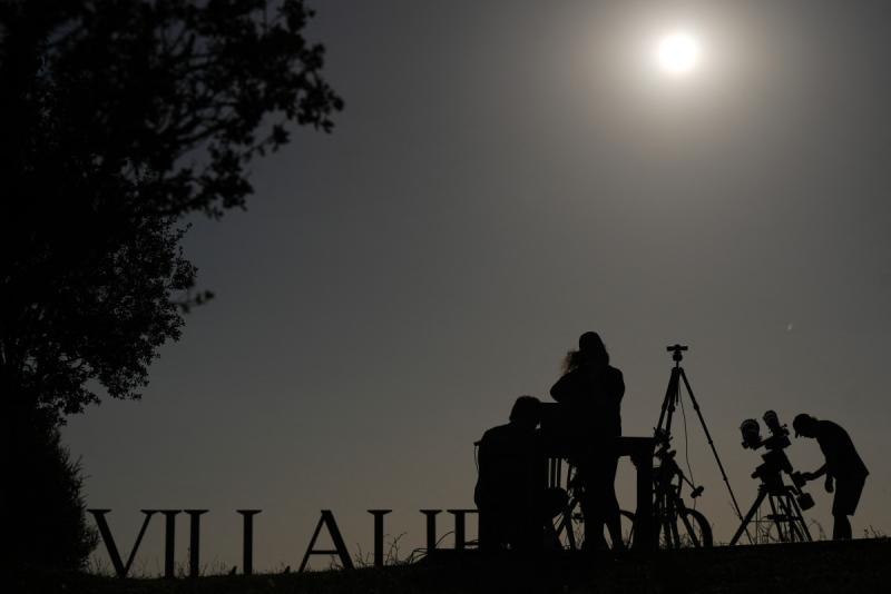 AFP - Preparativos para el eclipse solar total de este miércoles