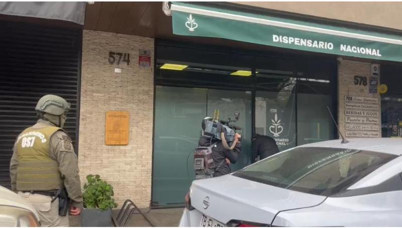 Más de 40 allanamientos activó esta mañana el OS.7 de Carabineros en diversos dispensarios de marihuana medicinal.