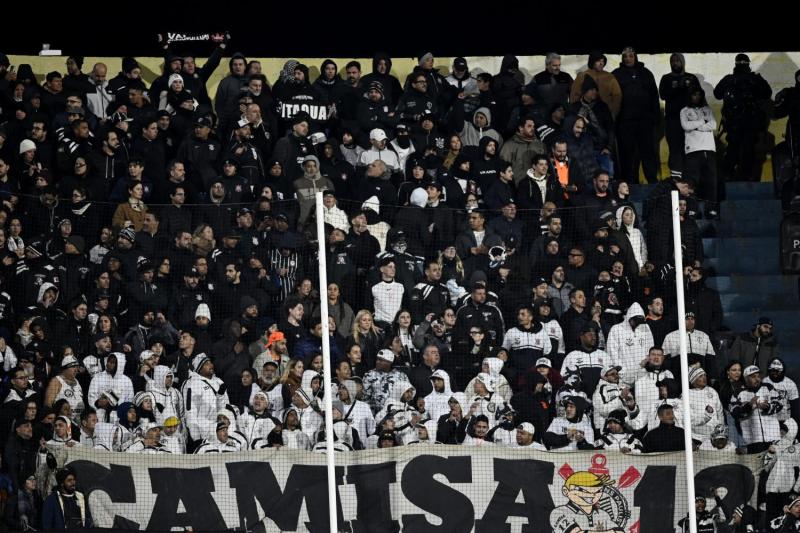 AFP - Corinthians denuncia racismo de hinchas argentinos en su visita a Rosario Central