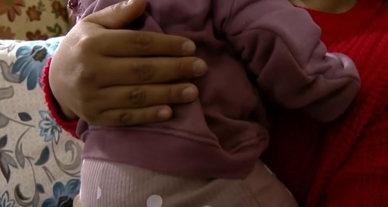 Sus licencias maternales están aprobadas pero el pago no llega: madres extranjeras denuncian trabas para cobrar subsidios