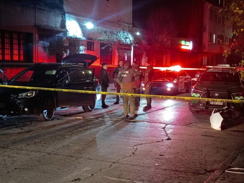 Delincuentes intentaron atropellar a carabinero durante fiscalización: vehículo tenía encargo por robo y patente falsa