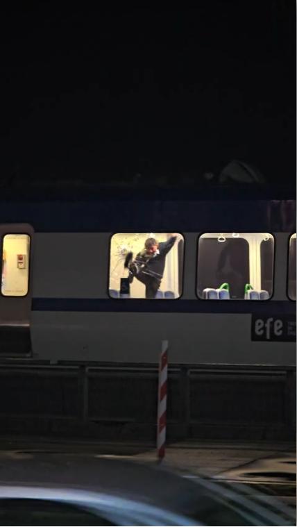 Sujeto quebró la ventana del metro para escapar