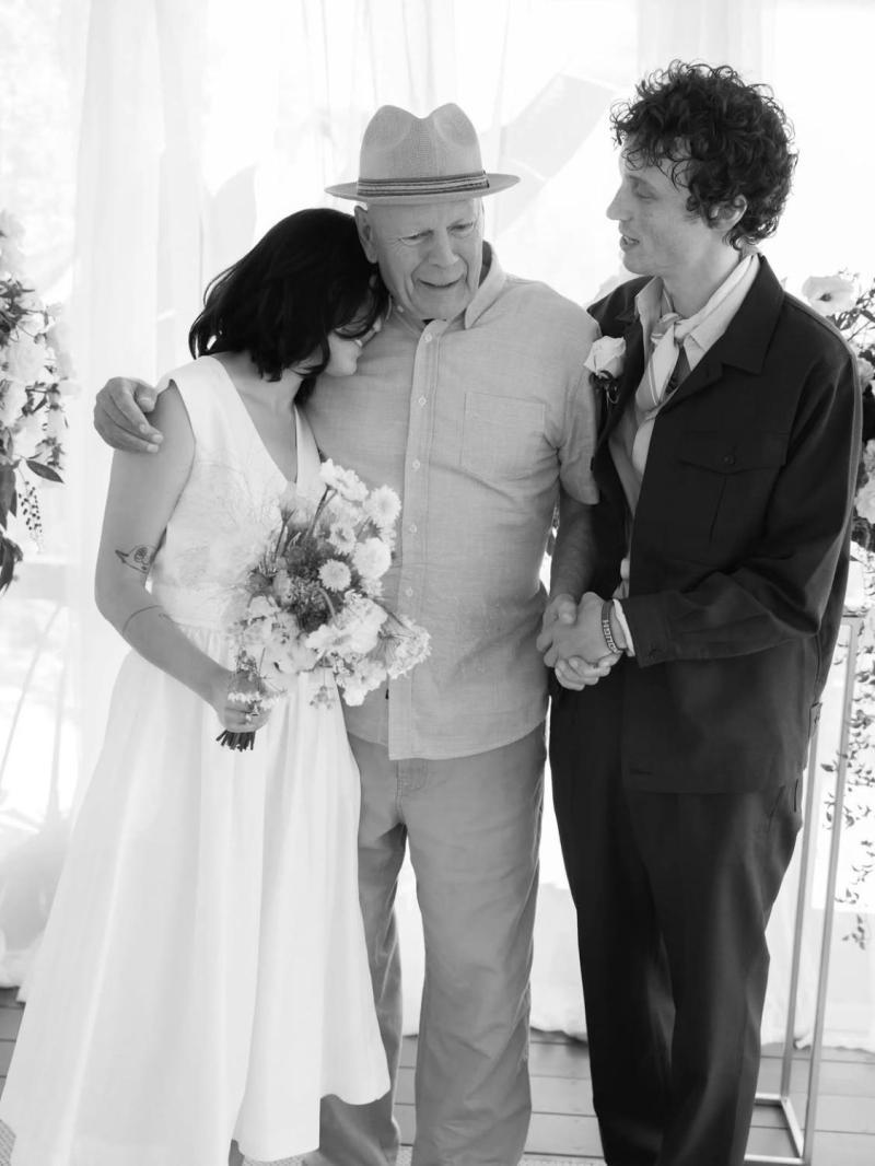 Tras diagnóstico de demencia: Bruce Willis reaparece para el matrimonio de su hija - @voguemagazine
