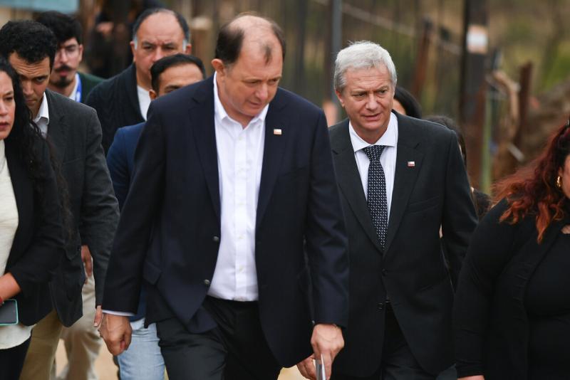 Agencia Uno - El Presidente José Antonio Kast y el ministro de Vivienda, Iván Poduje