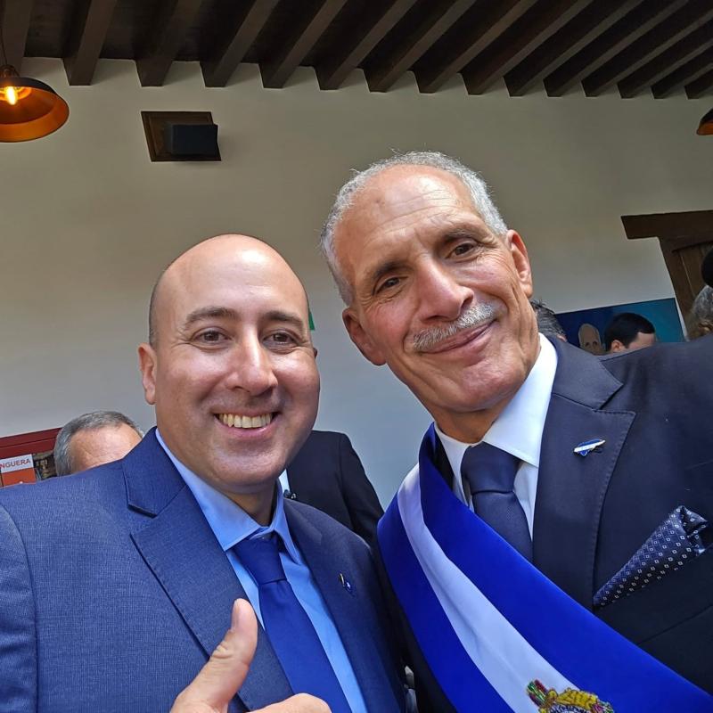 Instagram - Fernando Cerimedo (izq.) junto al Presidente de Honduras, Nasry Asfura (der.)