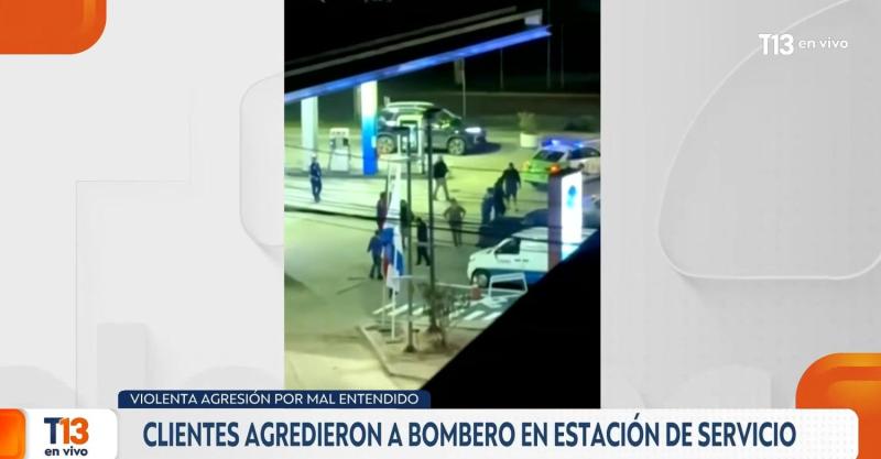 T13 - Agredieron a bomberos en estación de servicio