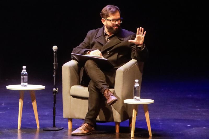 Agencia UNO - “No nos vamos a disculpar por ser de izquierda”: Boric reaparece junto a Vallejo y Jara en encuentro en Uruguay