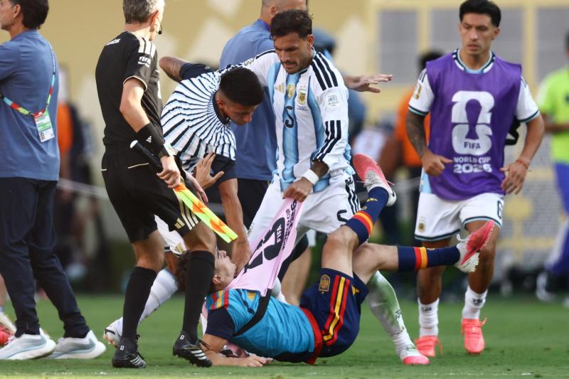 Leandro Paredes recibe suspensión de diez partidos por la FIFA - AFP