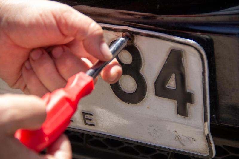 Contraloría detecta irregularidades en placas patentes - referencial Agencia Uno