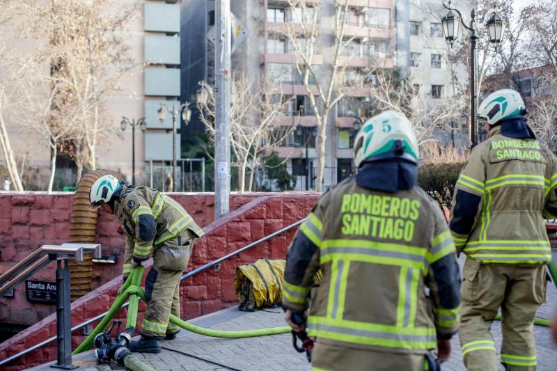 Agencia Uno - Bomberos descarta lesionados tras emergencia en estación Santa Ana: corte en baterías habría originado el fuego