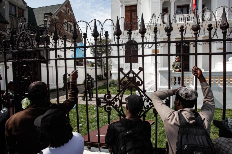 Denuncian disturbios en la embajada de Haití: Personas ingresaron a la fuerza al recinto