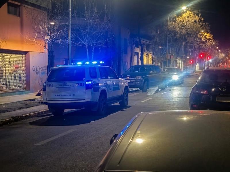 Funcionario de la PDI frustra una encerrona en Santiago: estaba de franco visitando a un familiar