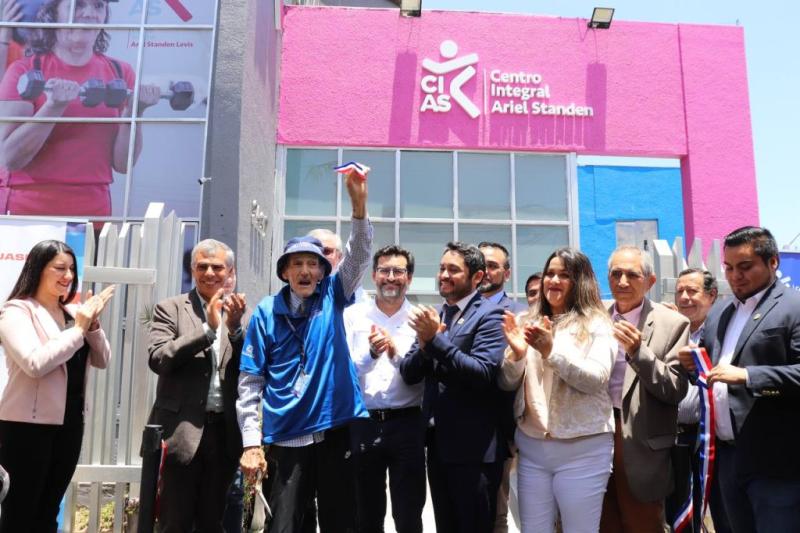 Ariel Standen inauguró un centro en su honor en 2023 - Foto del gobierno regional de Tarapacá