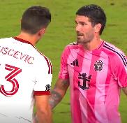 El tenso cruce de Kuscevic y De Paul - X