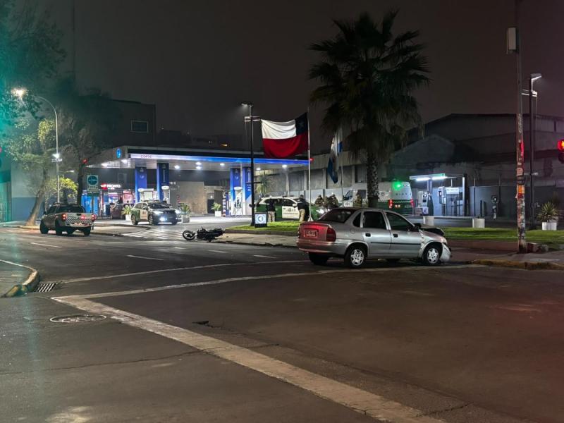 Investigan cuál de los dos cruzó en rojo: Motoclista falleció tras impacto con automóvil en Santiago Centro