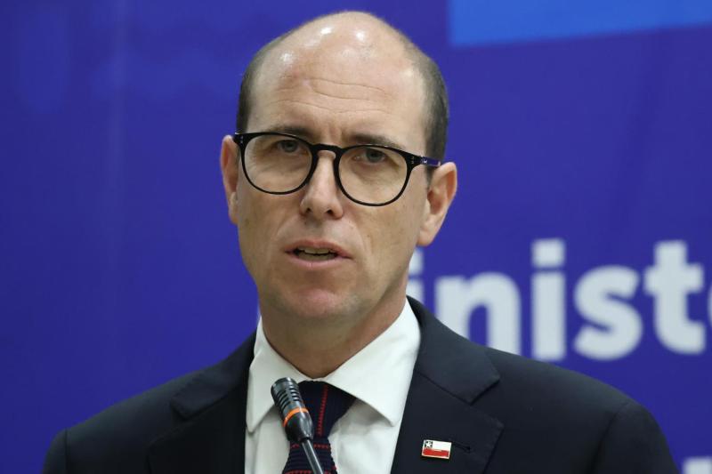 Ministro Arrau defiende reforma de seguridad - Aton