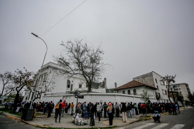 Migrantes haitianos vuelven a ingresar a la embajada - Agencia Uno