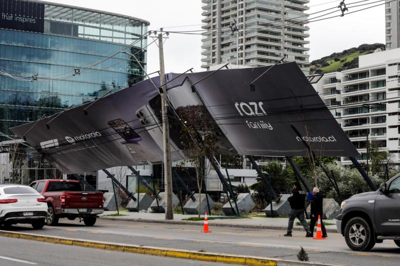 Agencia Uno - Gigantografía quedó muy cerca de caer sobre la vía pública por fuertes vientos en Santiago
