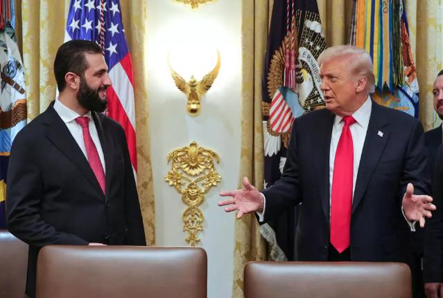 El presidente sirio Ahmed al-Sharaa y su homólogo estadounidense Donald Trump dialogan durante un encuentro en la Casa Blanca, en Washington DC, el 10 de noviembre de 2025. © Handout / AFP