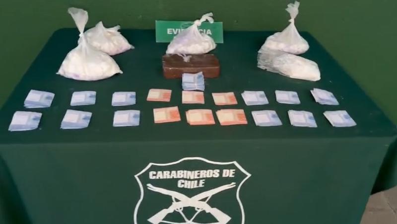 Caminaba con una caja con droga: detienen a hombre con más de 5 kilos de cocaína y billetes falsos en Melipilla