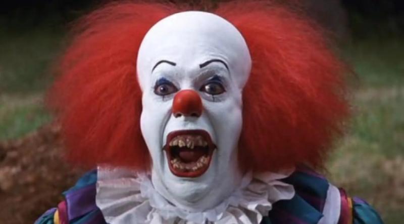 Warner Bros. Television - Tim Curry como el payaso Pennywise