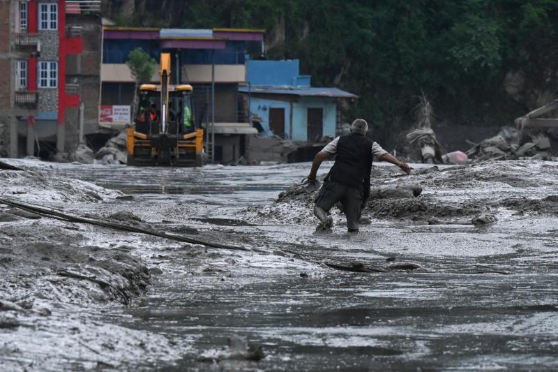 AFP - Muertos por inundaciones en Nepal superan las 290