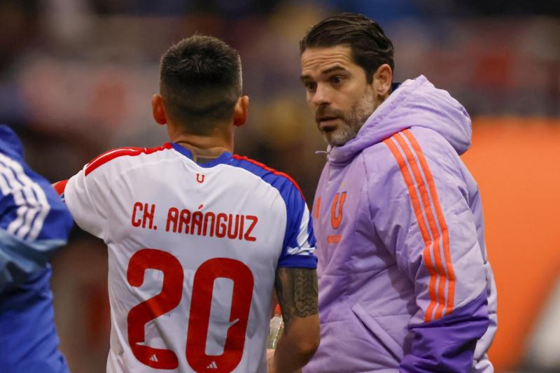 Gago protagoniza tenso momento al zanjar supuesto roce con Aránguiz - Photosport