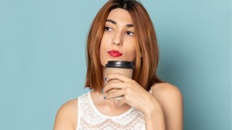 Freepik - Reconocida marca de cosmética lanza labiales inspirados en populares cafés que prometen evitar la clásica mancha en el vaso