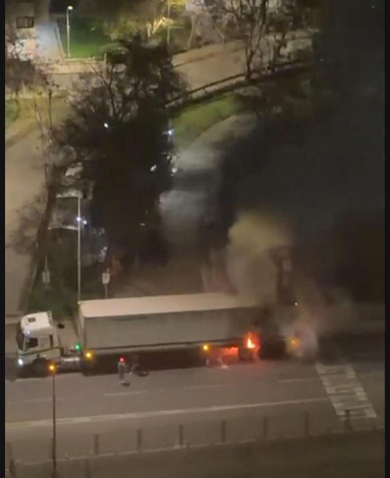 Camión de incendia cerca del Metro Toesca: habría sufrido un bloqueo de frenos