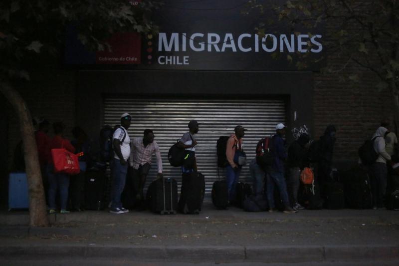 Agencia Uno - Contraloría reprochó duramente al Servicio de Migraciones para el desorden detectado en el Programa de Reunificación Familiar.